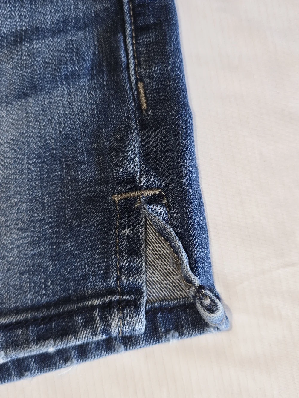 Rock & Republic Kimber Distressed Denim Shorts – Dark Wash Frayed Slit Sides 8